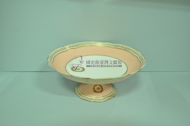 金邊花口粉彩府徽章款高腳盤藏品圖，第1張