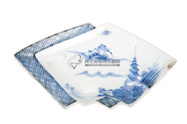 青花山水樓閣襷紋雙結型皿藏品圖，第1張