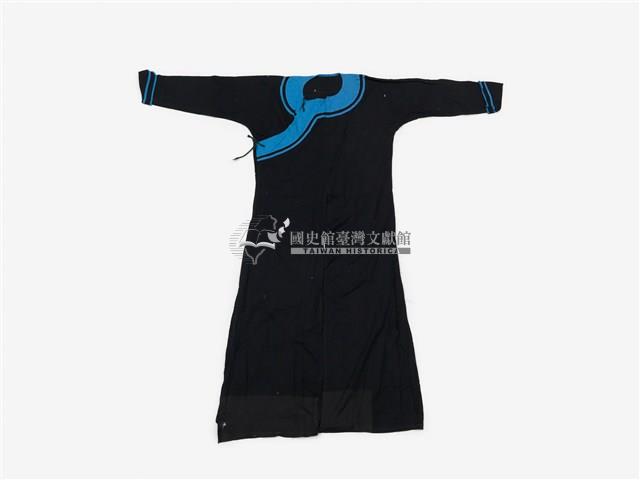 黑色底淡藍邊素面長擺戲服藏品圖，第1張