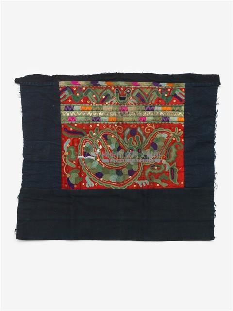 中國臺江苗族紅底綠色刺繡繡片藏品圖，第1張