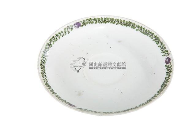 印花彩繪玫瑰卷草紋白地瓷盤藏品圖，第1張