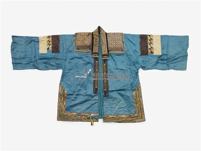 中國黎平苗族淺藍色緞面男性服飾藏品圖，第1張
