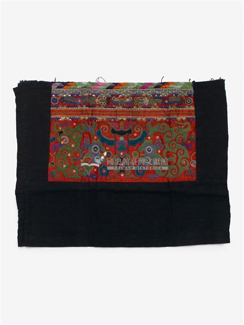 中國臺江苗族紅底橄欖綠色刺繡繡片藏品圖，第1張