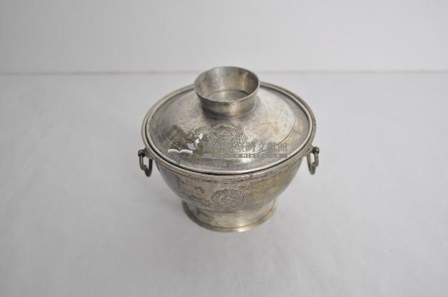 總督府徽紋雙繫環帶蓋銀碗三套組藏品圖，第1張