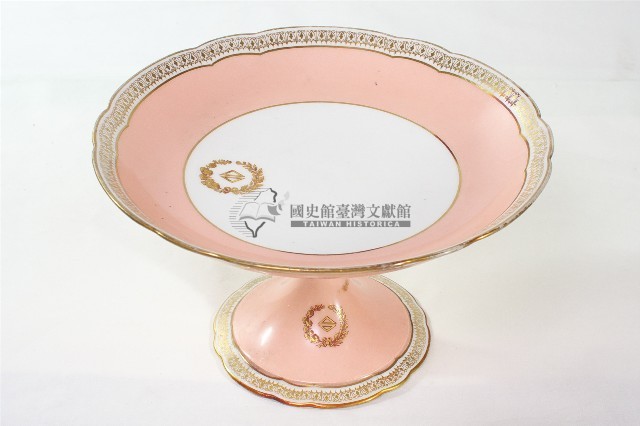 金邊花口粉彩府徽章款高腳盤藏品圖，第1張