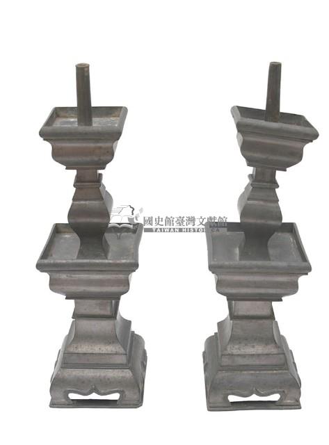 錫製敬神用方形燭臺藏品圖，第1張