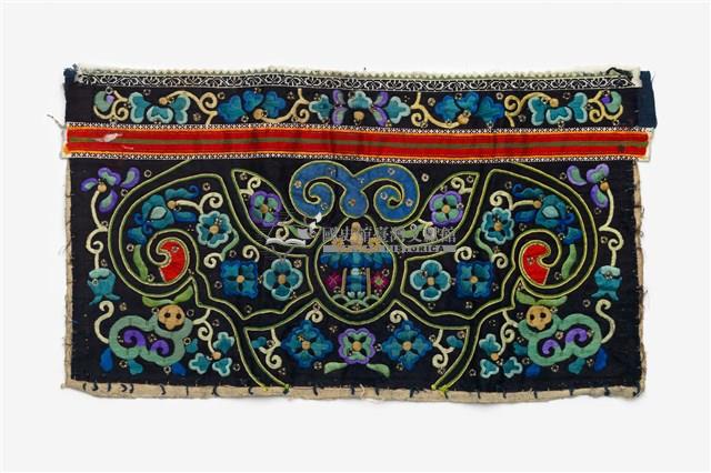 中國臺江苗族黑底藍色刺繡繡片藏品圖，第1張