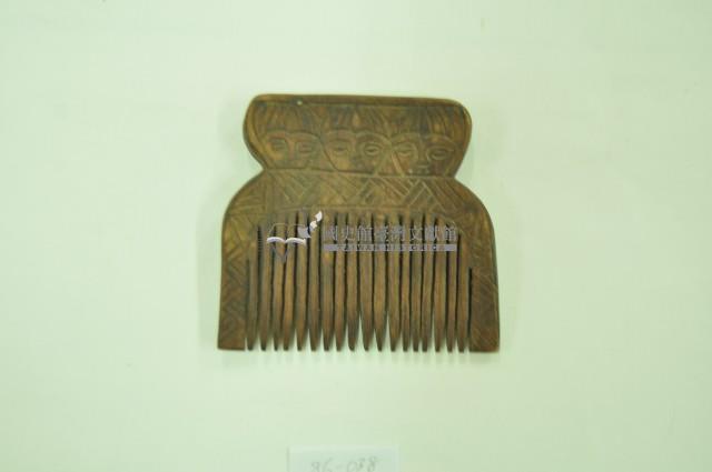 排灣族木製人形刻紋梳藏品圖，第1張