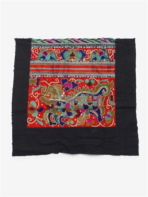 中國臺江苗族紅底土黃色刺繡繡片藏品圖，第1張