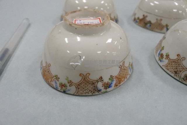 釉上彩印紋花卉紋瓷碗(多組)藏品圖，第1張