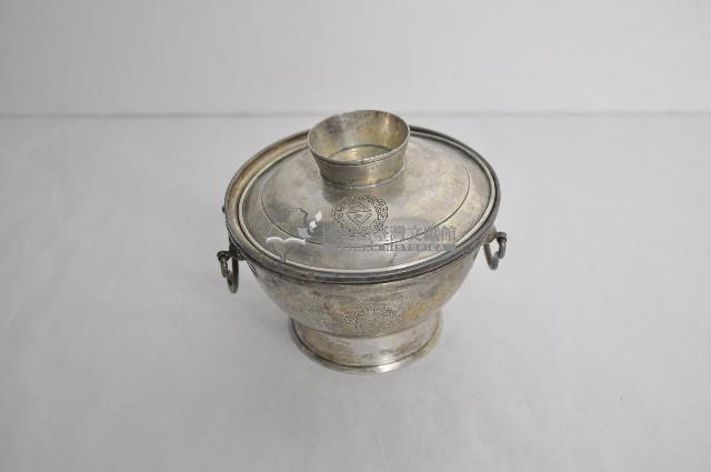 總督府徽紋雙繫環帶蓋銀碗三套組藏品圖，第1張