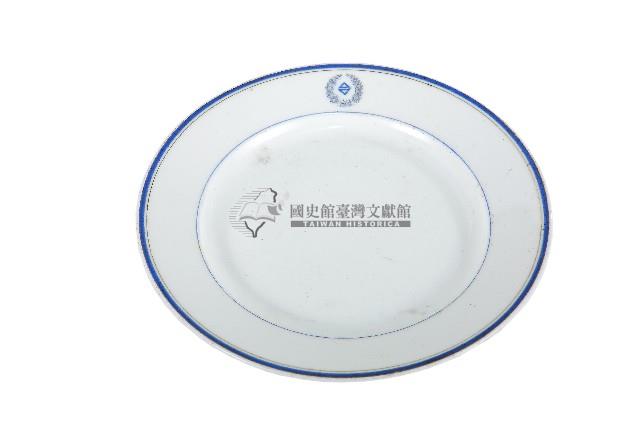 藍釉線圈府徽章款白地瓷盤藏品圖，第1張