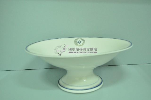 藍邊白地府徽章款高腳盤藏品圖，第1張