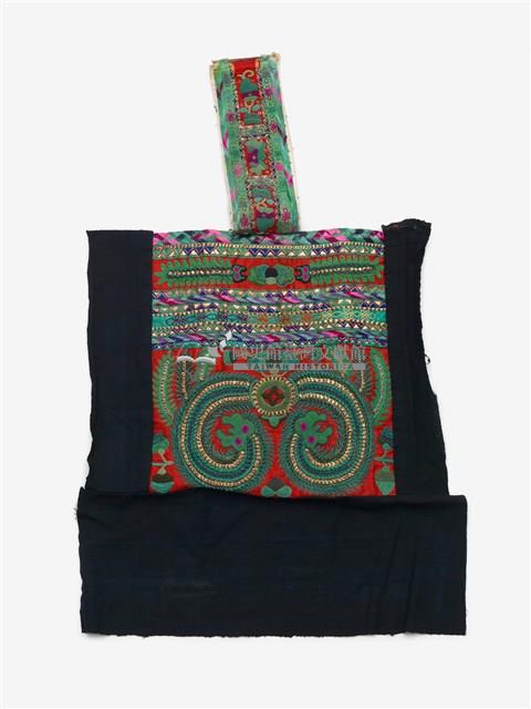 中國臺江苗族紅底綠縐繡繡片藏品圖，第1張