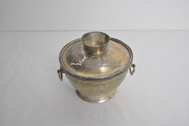 總督府徽紋雙繫環帶蓋銀碗三套組藏品圖，第1張