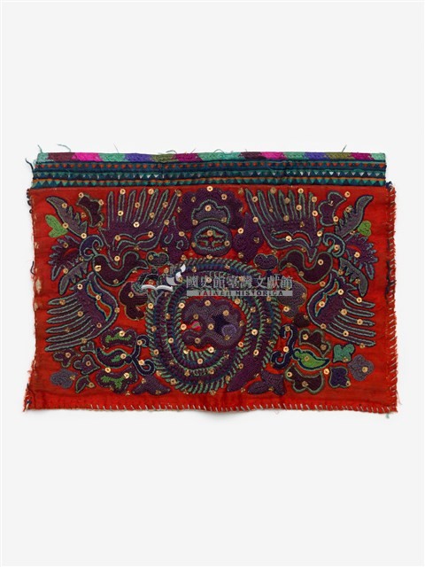 中國臺江苗族紅底紫紅色刺繡繡片藏品圖，第1張