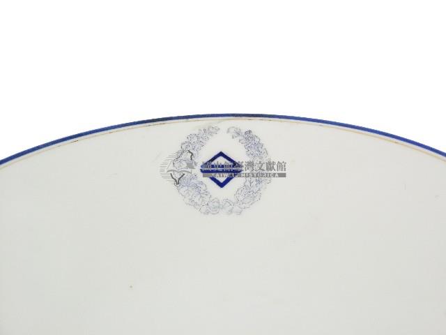 藍邊白地府徽章款高腳盤藏品圖，第1張