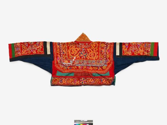 中國安順苗族女性服飾一套及刺繡背帶藏品圖，第3張