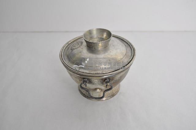 總督府徽紋雙繫環帶蓋銀碗三套組藏品圖，第2張