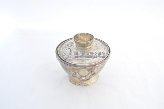 總督府徽紋雙繫環帶蓋銀碗三套組藏品圖，第2張