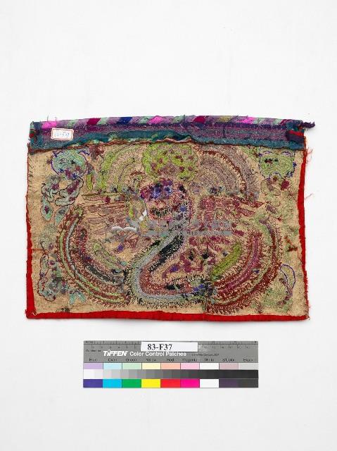 中國臺江苗族紅底紫紅色刺繡繡片藏品圖，第2張