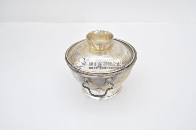 總督府徽紋雙繫環帶蓋銀碗三套組藏品圖，第2張