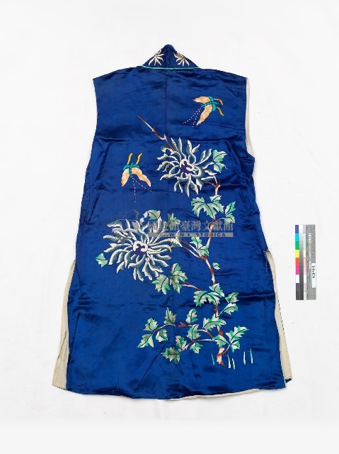乳白色龍紋繡花背心戲服藏品圖，第2張