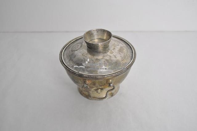 總督府徽紋雙繫環帶蓋銀碗三套組藏品圖，第2張