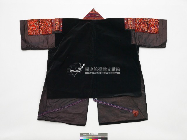 中國施洞苗族黑底交襟盛裝服飾藏品圖，第2張