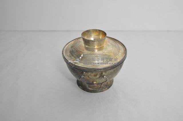 總督府徽紋雙繫環帶蓋銀碗三套組藏品圖，第2張