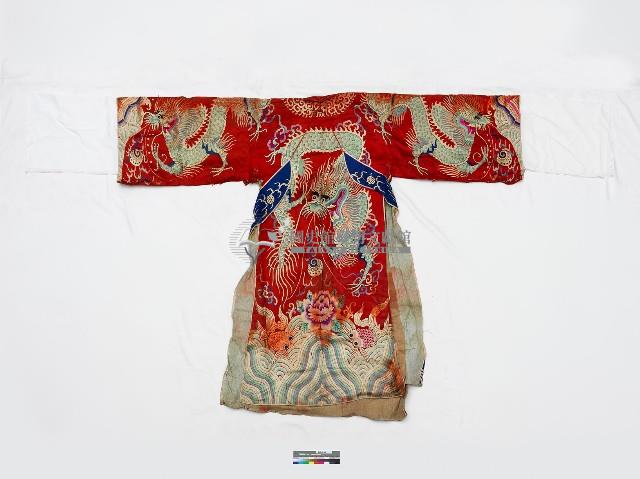 紅色獨龍長擺戲服藏品圖，第2張
