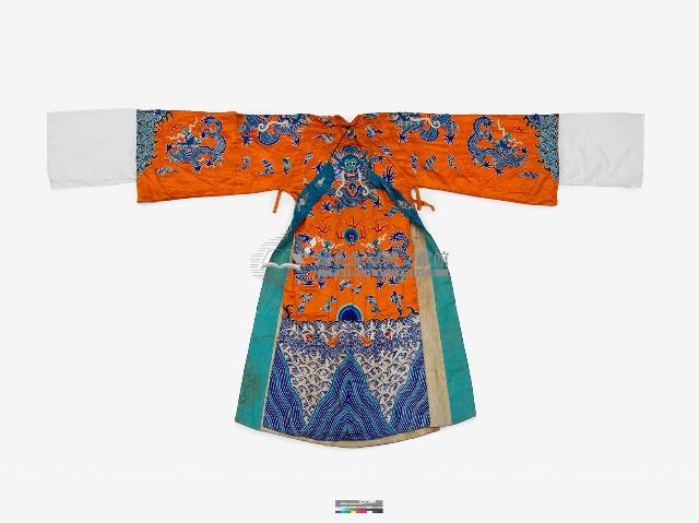 橘紅色龍紋長擺戲服藏品圖，第2張
