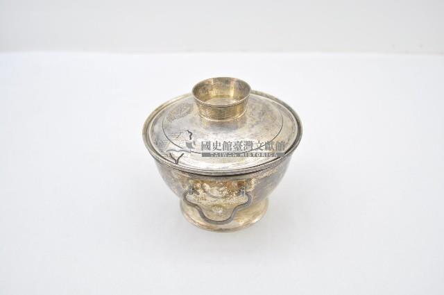 總督府徽紋雙繫環帶蓋銀碗三套組藏品圖，第2張