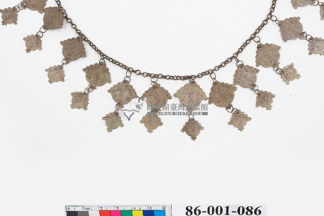 排灣族金屬製胸鍊藏品圖，第2張