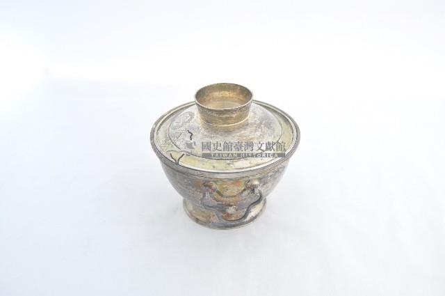 總督府徽紋雙繫環帶蓋銀碗三套組藏品圖，第2張