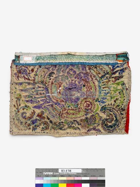 中國臺江苗族紅底紫紅色刺繡繡片藏品圖，第2張