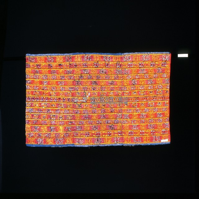 排灣族紅色織品方巾藏品圖，第2張