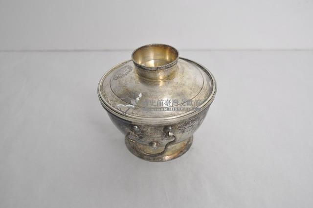 總督府徽紋雙繫環帶蓋銀碗三套組藏品圖，第2張