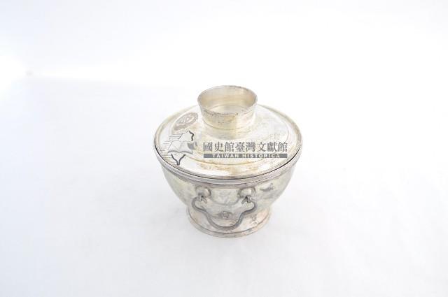 總督府徽紋雙繫環帶蓋銀碗三套組藏品圖，第2張