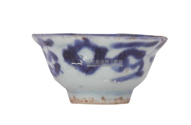 青花寫意纏枝花卉紋茶杯藏品圖，第2張