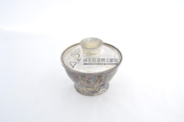 總督府徽紋雙繫環帶蓋銀碗三套組藏品圖，第2張