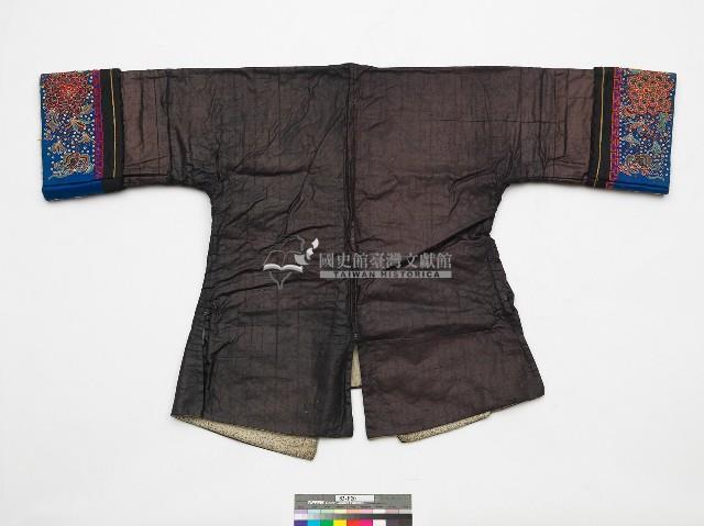 中國黎平侗族黑底琵琶襟刺繡女性服裝藏品圖，第2張