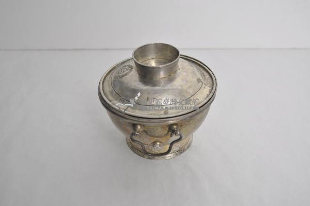 總督府徽紋雙繫環帶蓋銀碗三套組藏品圖，第2張