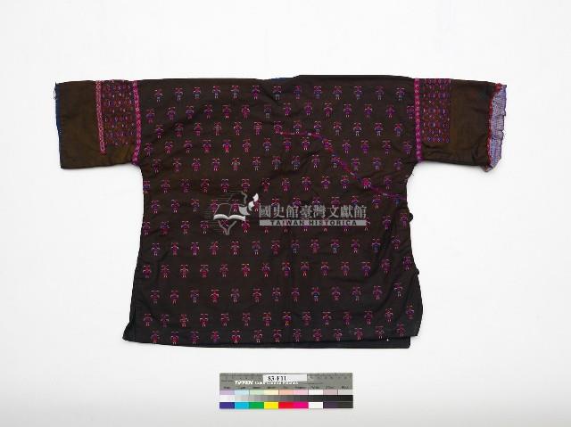中國黃平苗族深褐色刺繡兒童服飾藏品圖，第2張
