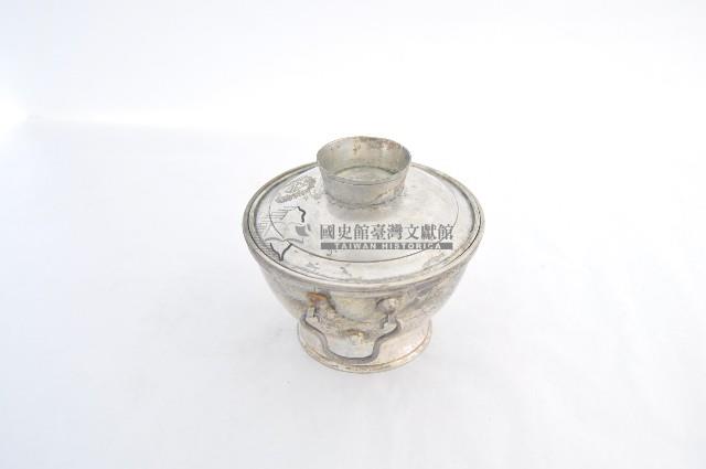 總督府徽紋雙繫環帶蓋銀碗三套組藏品圖，第2張