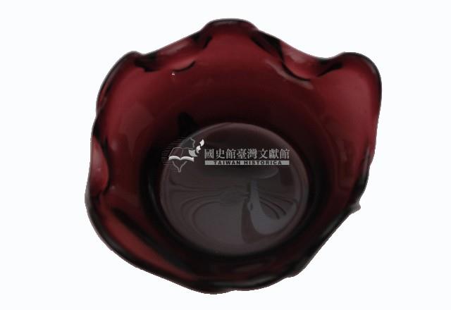 紫色花瓣型透明玻璃三足爐藏品圖，第2張