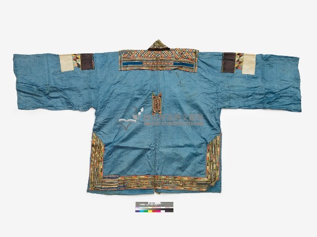 中國黎平苗族淺藍色緞面男性服飾藏品圖，第2張