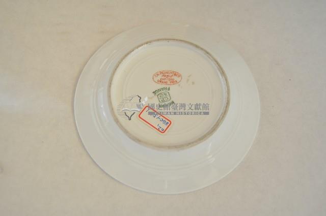 藍釉線圈府徽章款白地瓷盤藏品圖，第2張