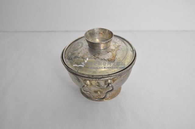 總督府徽紋雙繫環帶蓋銀碗三套組藏品圖，第2張