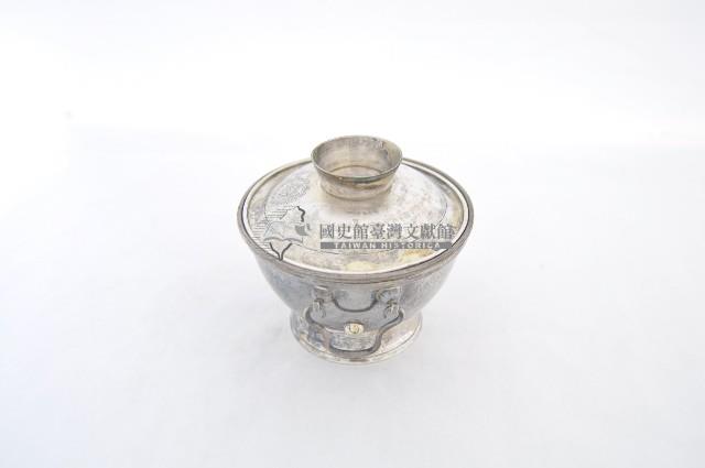 總督府徽紋雙繫環帶蓋銀碗三套組藏品圖，第2張